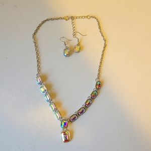 Earing and necklace set